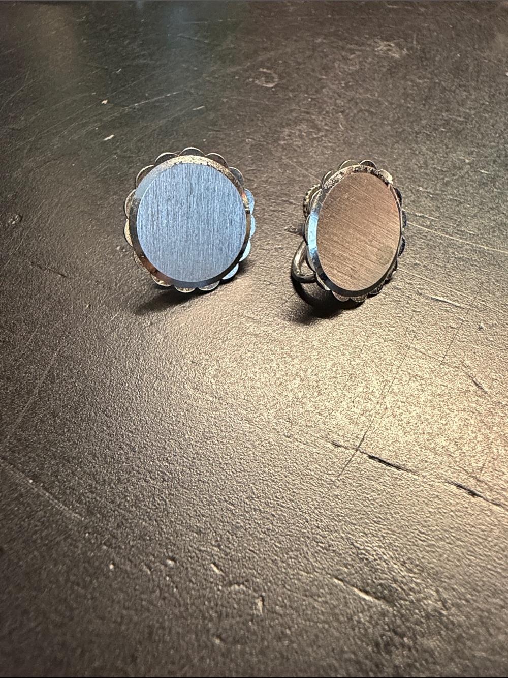 Silver Scalloped Round screw back earrings
